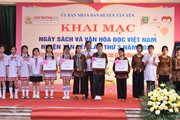 Bắc Giang: Trao tặng hai "Tủ sách Đặng Thùy Trâm" cho huyện Tân Yên